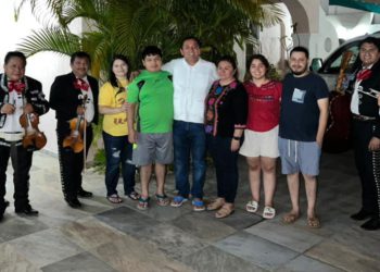 Sorprenden a Nivardo Mena con serenata por su cumpleaños