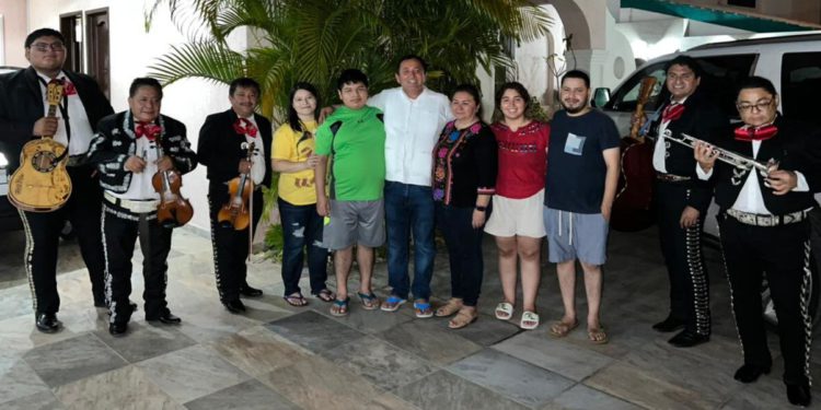 Sorprenden a Nivardo Mena con serenata por su cumpleaños