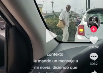 Un abuelito se indigna luego de pedir dinero en el semáforo y le diera $2