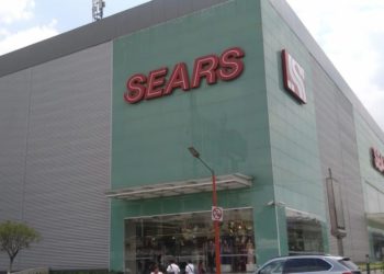 Hombre armado ingresa a oficinas de Sears y mata a su esposa