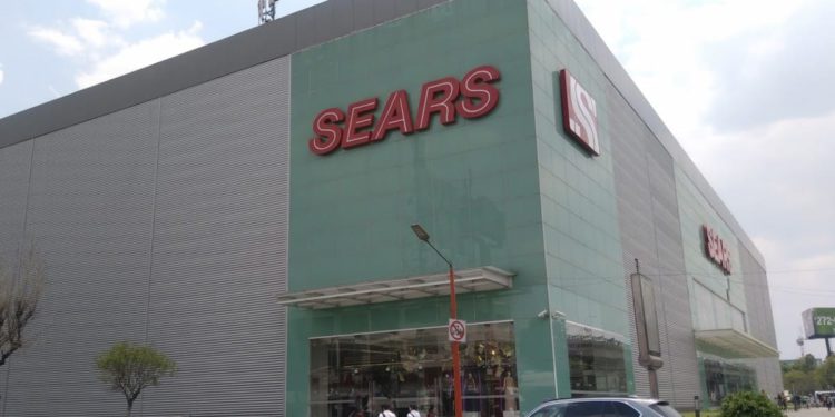 Hombre armado ingresa a oficinas de Sears y mata a su esposa