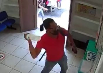 VIDEO: Hombre se pone violento y en su furia termina desangrado