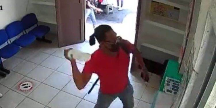 VIDEO: Hombre se pone violento y en su furia termina desangrado