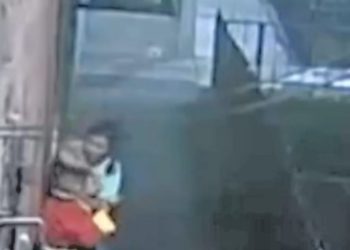 VIDEO:Sujeto ataca a una mujer dejándola inconsciente con la mandíbula rota