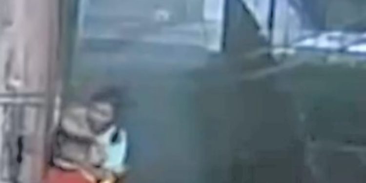 VIDEO:Sujeto ataca a una mujer dejándola inconsciente con la mandíbula rota