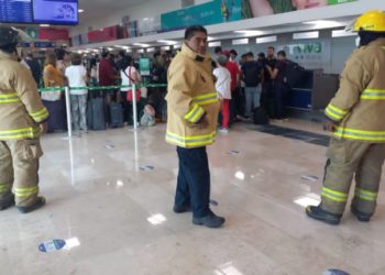 Bomberos llegan a atender el incendio en la turbina luego de aterrizaje forzoso