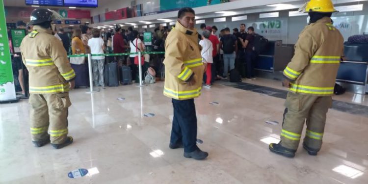 Bomberos llegan a atender el incendio en la turbina luego de aterrizaje forzoso