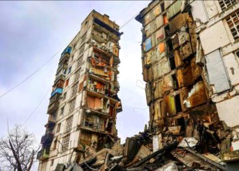 El sótano de este edificio en Mariúpol guardaba cerca de 200 cadáveres