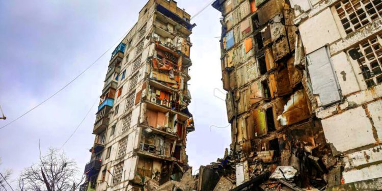 El sótano de este edificio en Mariúpol guardaba cerca de 200 cadáveres