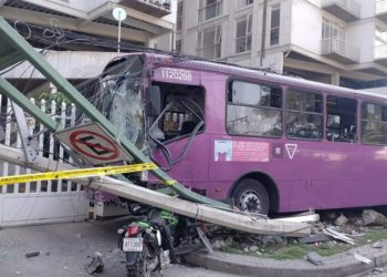 Uno de los conductores invadido el carril confinado