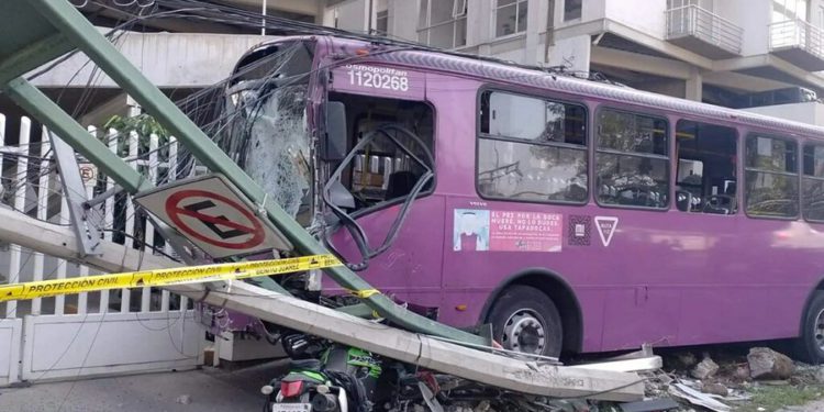 Uno de los conductores invadido el carril confinado