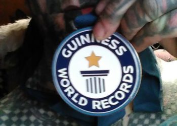 Hombre logra el Record Guinness con más de 800 tatuajes