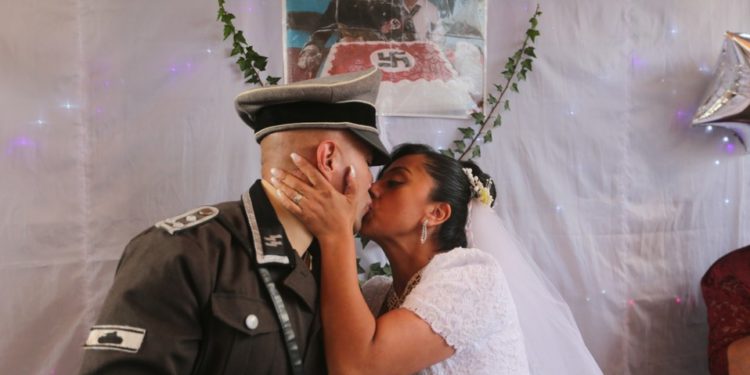 Se casan con una boda de temática Nazi. Foto: Jorge Carballo