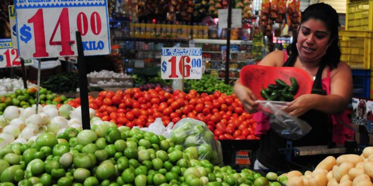 Anuncia AMLO precios controlados en 24 productos básicos ante la inflación