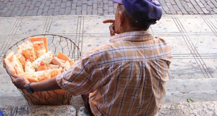 Estudio revela: En 2035 los adultos mayores vivirán en pobreza y deberán trabajar