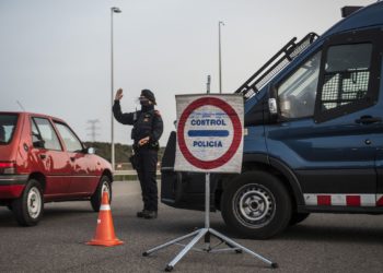 01/04/2021 Control de los Mossos de Escuadra de movilidad de burbujas de convivencia y turistas en el acceso de la AP-7 de Vilademuls dirección Girona y Barcelona, durante el inicio de las vacaciones Semana Santa /Toni Ferragut