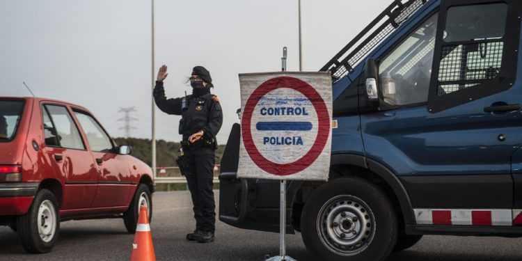 01/04/2021 Control de los Mossos de Escuadra de movilidad de burbujas de convivencia y turistas en el acceso de la AP-7 de Vilademuls dirección Girona y Barcelona, durante el inicio de las vacaciones Semana Santa /Toni Ferragut