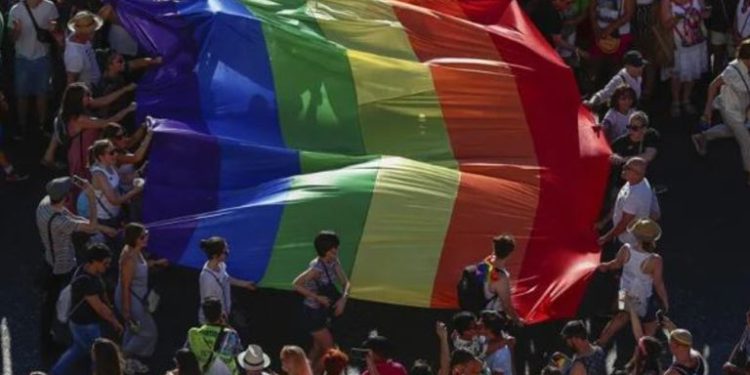 Mundial Qatar 2022: Cárcel a quien sorprendan con bandera LGBT