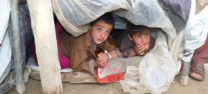 Niños afganos quedan huérfanos tras el terremoto 