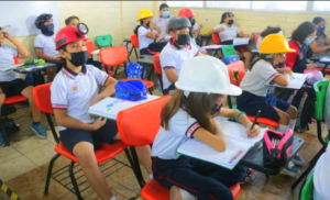 Niños toman clases con casco puesto ante el riesgo de que colapse el techo