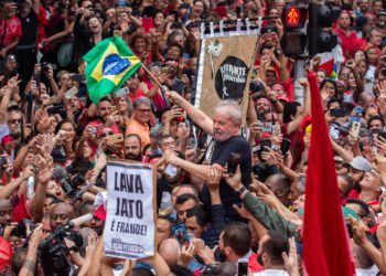 09 November 2019, Brazil, Sao Paulo: Former Brazilian President Lula da Silva (C) takes part in demonstration at the Metallurgists Union a day after being released from prison, after 580 days in jail, following a supreme court decision that determined defendants can remain free until they have exhausted all appeals. On 12 July 2017, Lula was convicted of money laundering and passive corruption, and was sentenced to nine years and six months. Photo: Paulo Lopes/ZUMA Wire/dpa


09/11/2019 ONLY FOR USE IN SPAIN