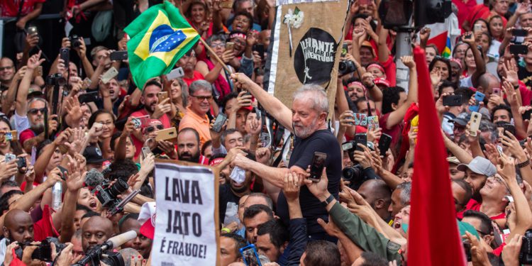 09 November 2019, Brazil, Sao Paulo: Former Brazilian President Lula da Silva (C) takes part in demonstration at the Metallurgists Union a day after being released from prison, after 580 days in jail, following a supreme court decision that determined defendants can remain free until they have exhausted all appeals. On 12 July 2017, Lula was convicted of money laundering and passive corruption, and was sentenced to nine years and six months. Photo: Paulo Lopes/ZUMA Wire/dpa


09/11/2019 ONLY FOR USE IN SPAIN