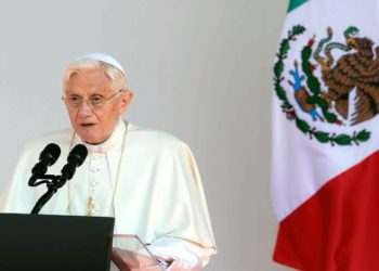 20326036. Silao, Gto.- El Papa Benedicto XVI, ofreció unas palabras a sus fieles, durante la ceremonia de despedida, antes de abordar un avión para viajar a Cuba, dando por concluida su primera visita a México. PAPA2012
NOTIMEX/FOTO/GUILLERMO GRANADOS/GGV/REL/