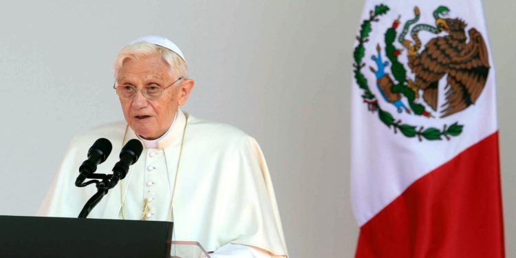 20326036. Silao, Gto.- El Papa Benedicto XVI, ofreció unas palabras a sus fieles, durante la ceremonia de despedida, antes de abordar un avión para viajar a Cuba, dando por concluida su primera visita a México. PAPA2012
NOTIMEX/FOTO/GUILLERMO GRANADOS/GGV/REL/