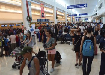 CANCÚN, QUINTANA ROO, 26DICIEMBRE2016.- El gobernador del estado Carlos Joaquín González recibió en el Aeropuerto Internacional de Cancún al pasajero 21 millones. La terminal se encuentra al tope de vacacionistas.
FOTO: ELIZABETH RUIZ /CUARTOSCURO.COM