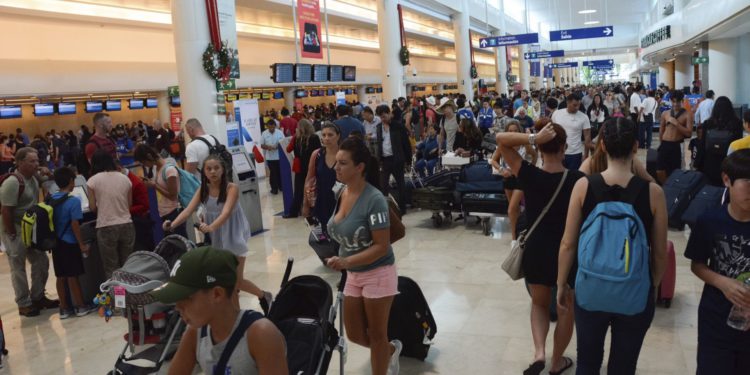 CANCÚN, QUINTANA ROO, 26DICIEMBRE2016.- El gobernador del estado Carlos Joaquín González recibió en el Aeropuerto Internacional de Cancún al pasajero 21 millones. La terminal se encuentra al tope de vacacionistas.
FOTO: ELIZABETH RUIZ /CUARTOSCURO.COM