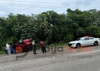 Conductor pierde el control por exceso de velocidad y vuelca su vehículo cerca de Barceló