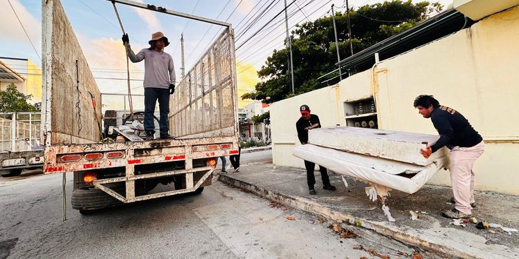 Operativo masivo de limpieza en la colonia Luis D. Colosio de Playa del Carmen