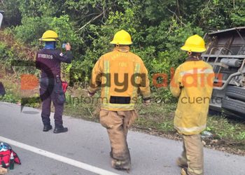 Mueren tres empleados tras volcadura de autobús de personal en Tulum