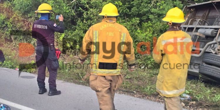 Mueren tres empleados tras volcadura de autobús de personal en Tulum