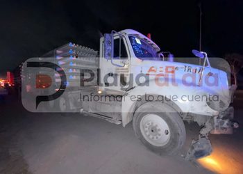 Accidente en Playa del Carmen: Tráiler de doble remolque embiste a autobús con 40 trabajadores