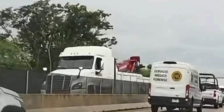 Trágico accidente en la autopista Playa del Carmen–Mérida: Choque de tractocamión deja una persona fallecida