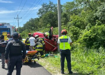 Choque frontal y volcadura en Calica dejan dos lesionados; bomberos rescatan a conductor