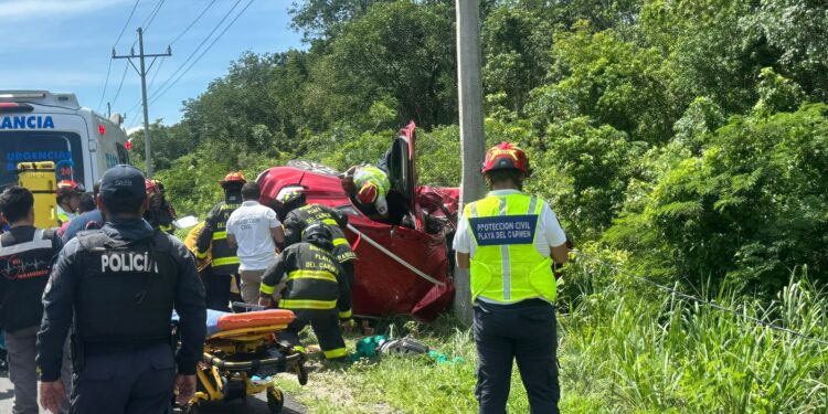 Choque frontal y volcadura en Calica dejan dos lesionados; bomberos rescatan a conductor