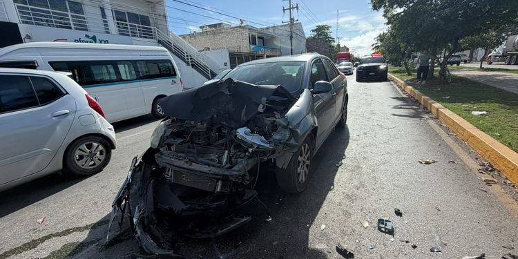 Falla de frenos provoca choque entre tres vehículos en la colonia Ejido de Playa del Carmen