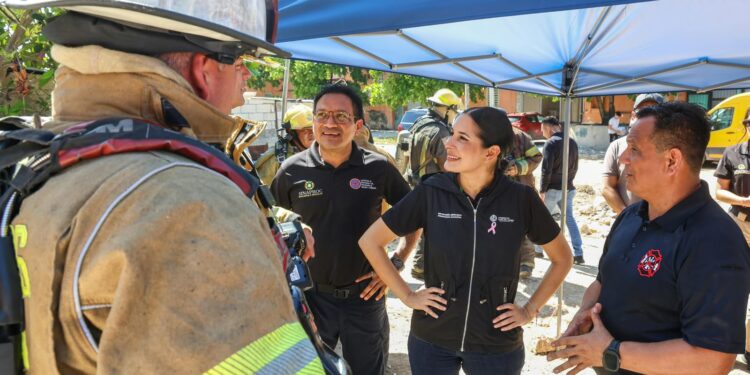 Bomberos ponen a prueba sus habilidades en tres simulacros de alto riesgo en Playa del Carmen