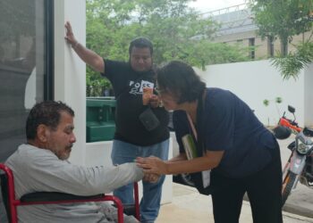 Auxilian a adulto mayor desorientado y con diabetes en colonia Bellavista