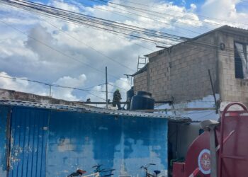 Sobrevive a descarga eléctrica tras pisar cable energizado en el techo de su casa
