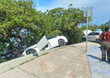 🚨 Auto deportivo Jaguar termina dentro del manglar tras chocar en la Zona Hotelera de Cancún