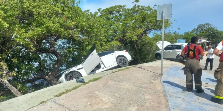 🚨 Auto deportivo Jaguar termina dentro del manglar tras chocar en la Zona Hotelera de Cancún