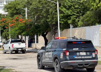 Persecución termina con una pareja detenida y una camioneta baleada en Playa del Carmen