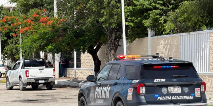 Persecución termina con una pareja detenida y una camioneta baleada en Playa del Carmen
