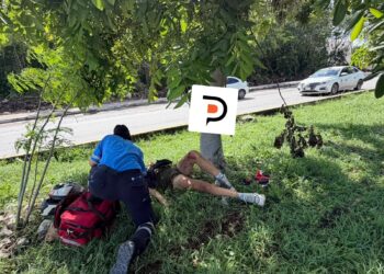 Bache en avenida Constituyentes provoca accidente; motociclista termina lesionada