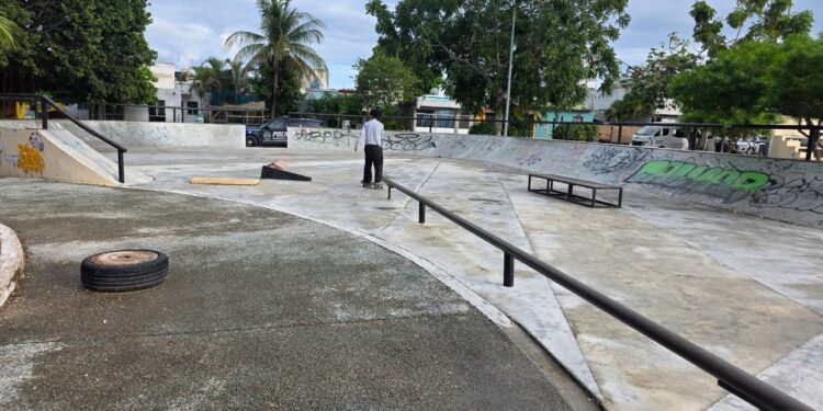 Ofrecen clases gratuitas de skate para jóvenes en Palmas I, Playa del Carmen