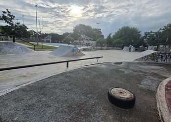 Ofrecen clases gratuitas de skate para jóvenes en Palmas I, Playa del Carmen
