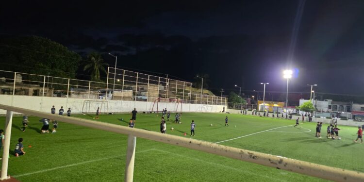 Ofrecen clases gratuitas de fútbol para jóvenes en Playa del Carmen